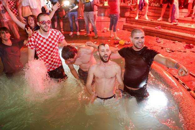 Zagreb: Slavlje navijača na trgu nakon pobjede Hrvatske