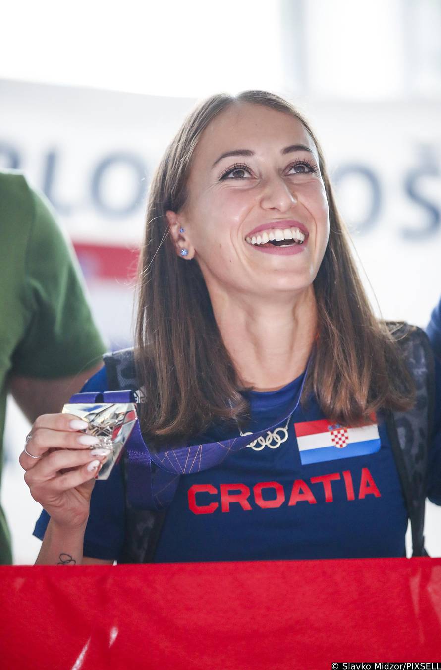 Zagreb: Atletičarka Matea Parlov Koštro vratila se iz Munchena nakon osvojene srebrene medalje u maratonu