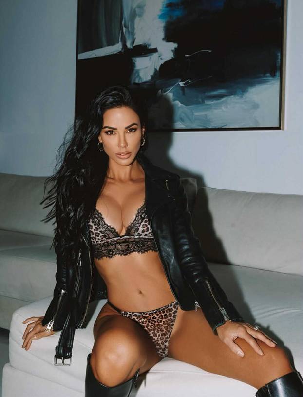 FOTO Melissa uči za medicinsku sestru, ali tko će uz nju uopće htjeti ozdraviti?