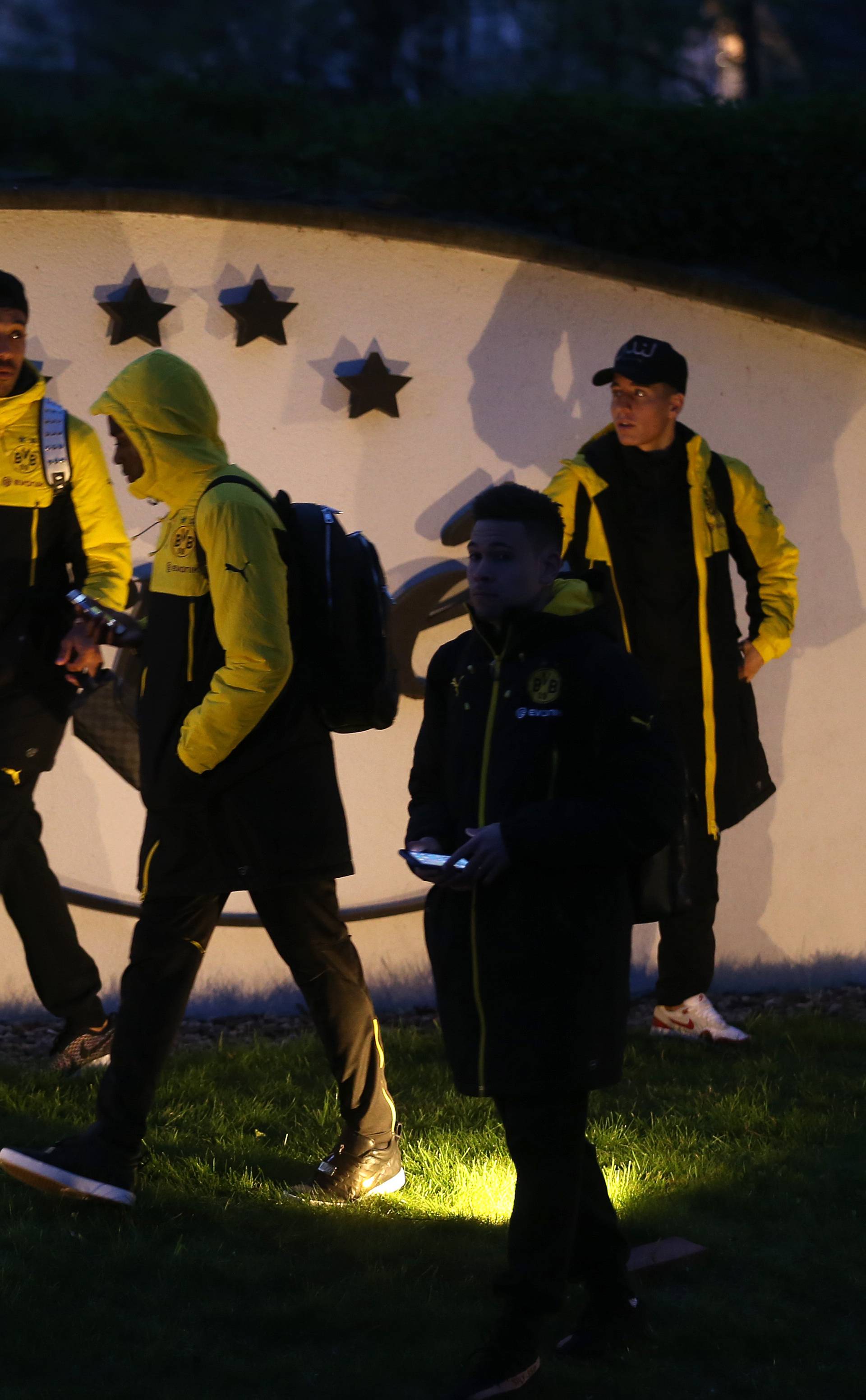 Explosions near bus carry Borussia Dortmund squad