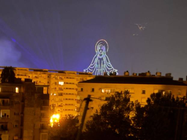 FOTO/VIDEO Spektakl na nebu: Dronovi formirali križ, Gospu...