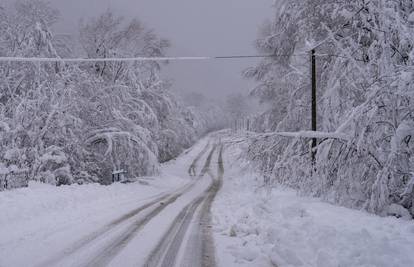 Na području Gračaca više sela i naselja bez struje više od 24 sata! Dežurne službe na terenu