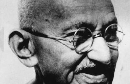 Gandhi opet uhićen, a Pu Ji izabrao novu prijestolnicu