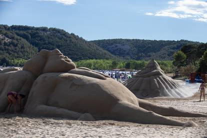 FOTO Velika mačka, herc dama, čovjek koji se sunča: Pogledajte fantastične pješčane skulpture