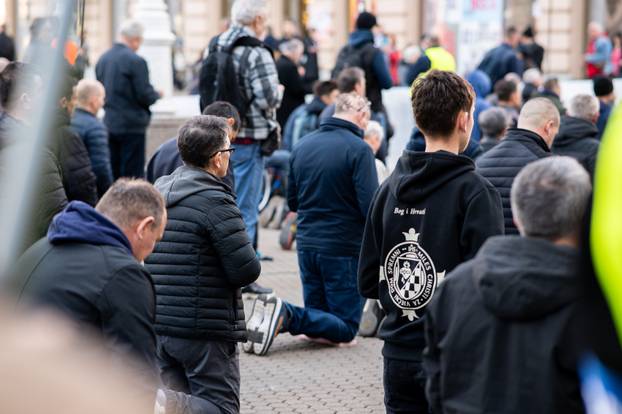 Zagreb: Molitelji se okupili na glavnom trgu, organiziran i protuprosvjed