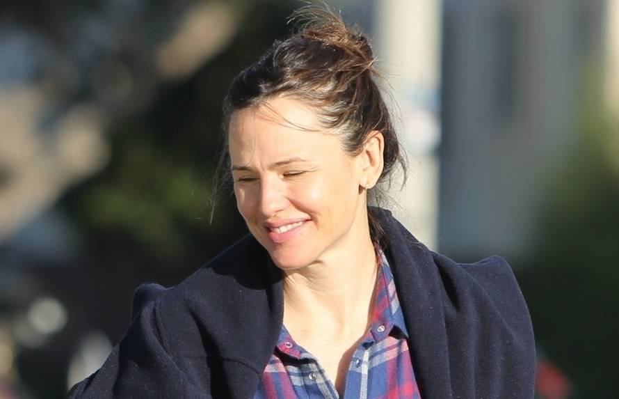 *EXCLUSIVE* Jennifer Garner catches up with a friend in Sta. Monica