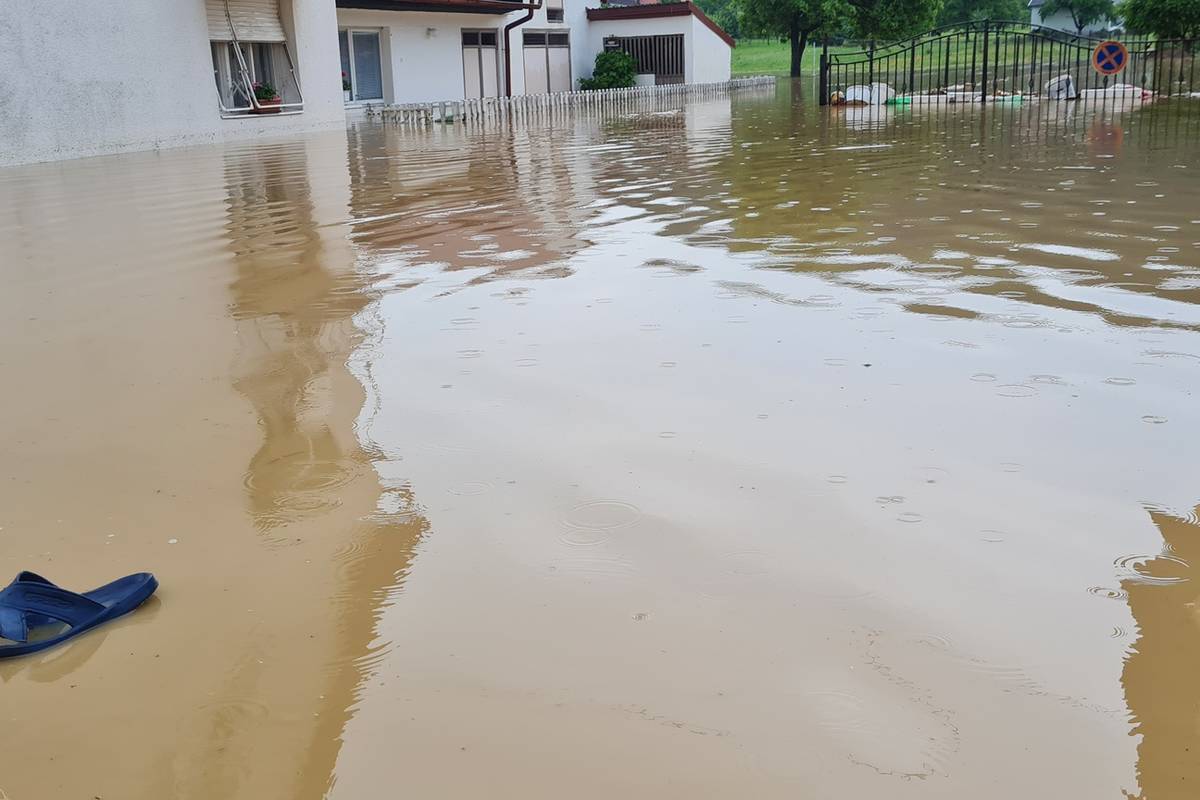 Upute u slučaju poplava: Hrana i voda mogu biti kontaminirane, provjerite što možete koristiti