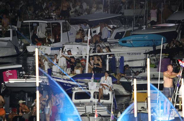 Vela Luka: Ljudi se okupljaju i pripremaju za koncert "Trag u beskraju"