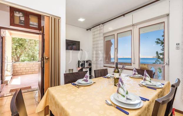 FOTO Netko u Hrvatskoj prodaje kuću na samoj obali: 'Spaja se s morem.' Cijena će vas iznenaditi