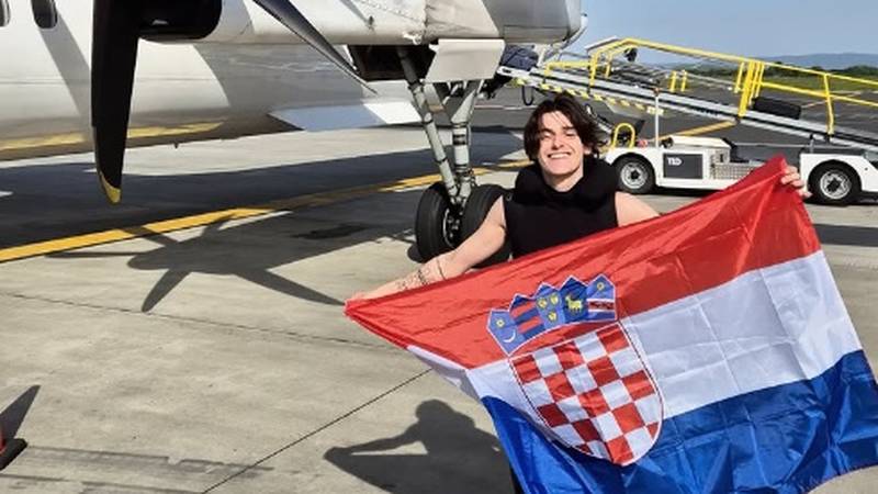 Marko Bošnjak otputovao je u Basel na Eurosong! Štengl: 'Pazi na glas i razvalit će vokalom!' 15 mbosnjak.png