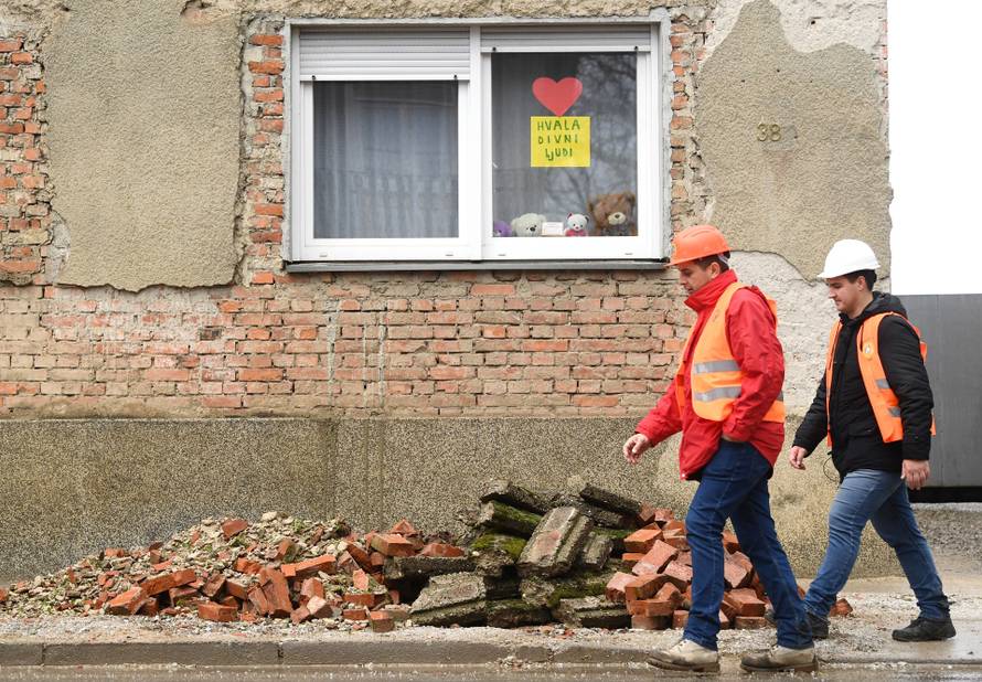 Petrinja: Poruka zahvale na prozoru obiteljske kuće