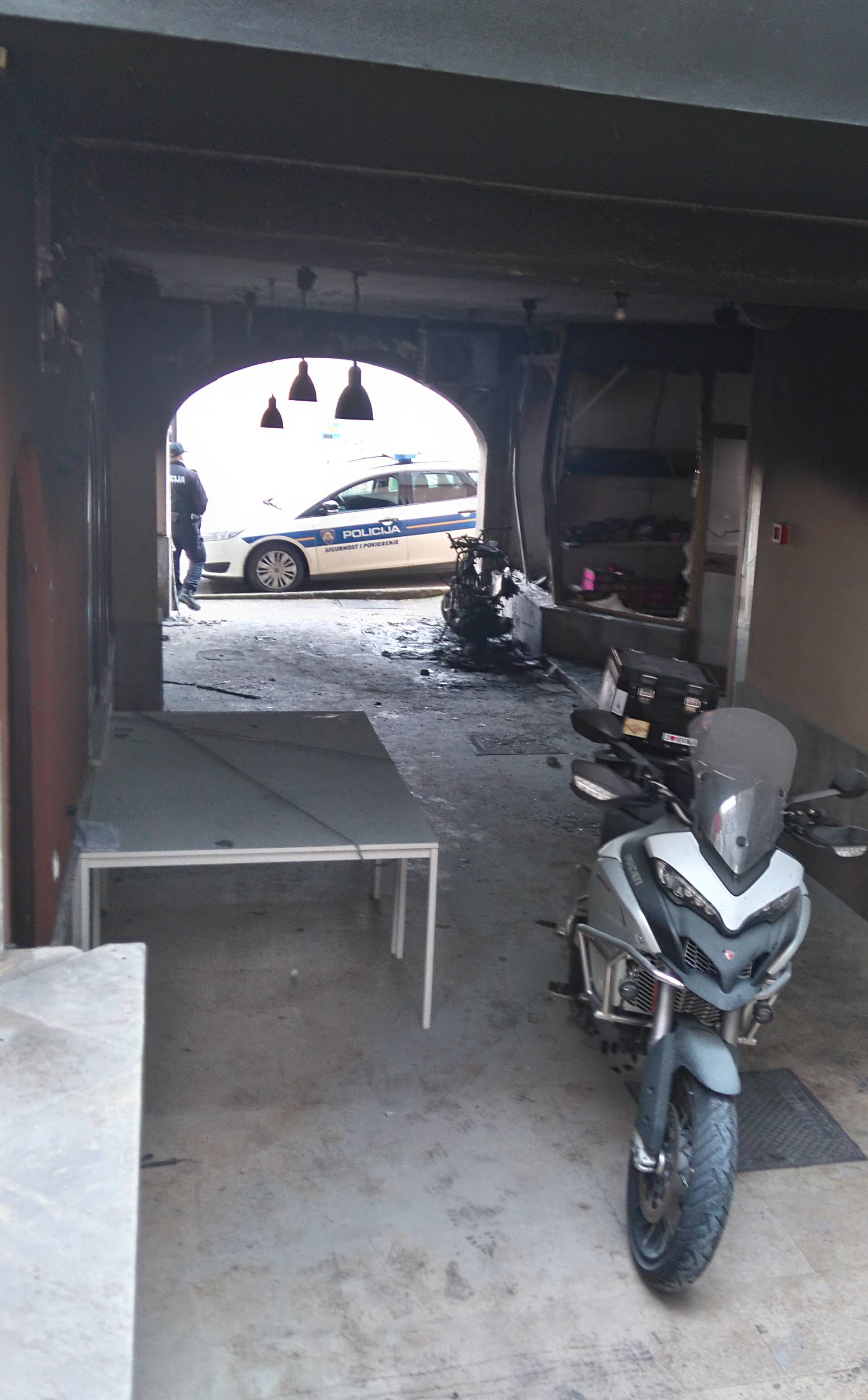 Ugostitelju iz Poreča zapalili moped, izgorio i skupi Ducati