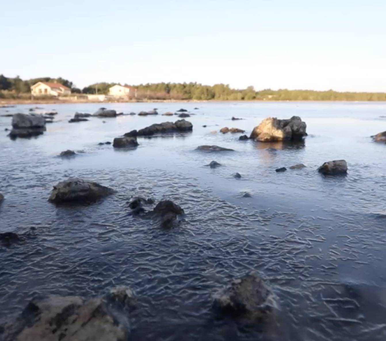 VIDEO Zbog niske temperature kod Šibenika se zaledilo more