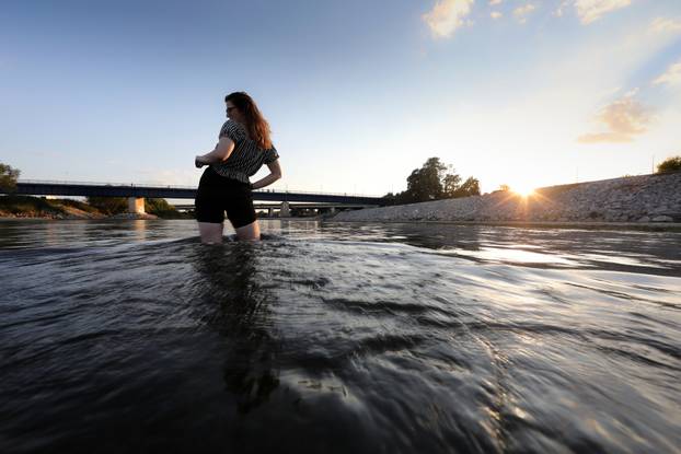 Vodostaj Save toliko je nizak da se može prehodati