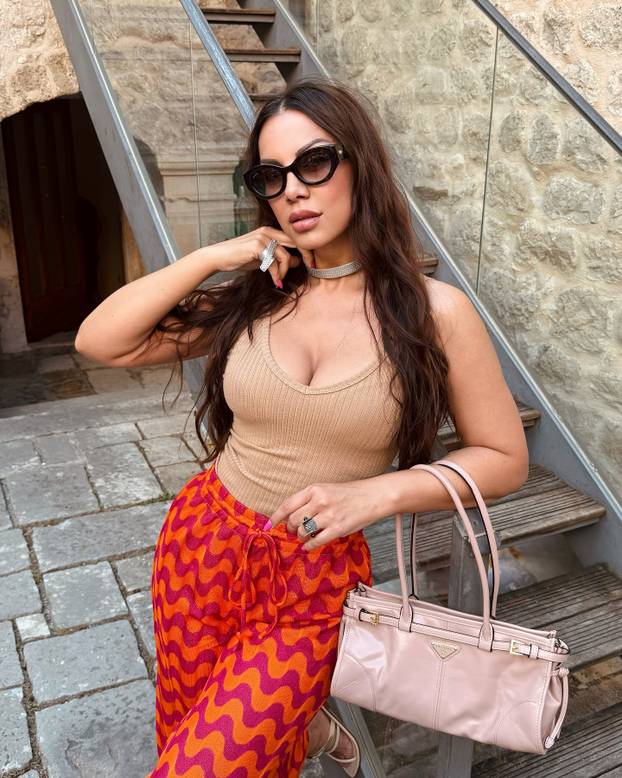 FOTO Jao, Žanamari! Pokazala crne tangice u čipkastoj haljini