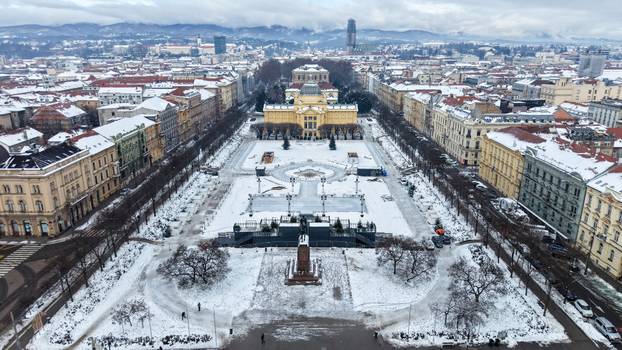 Pogled iz zraka na centar Zagreba prekriven snijegom