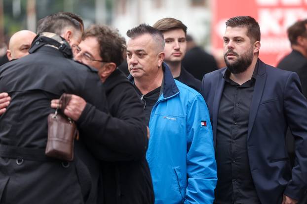 Sarajevo: Dolazak uzvanika na komemoraciju za Halida Bešlića u Narodno pozorište