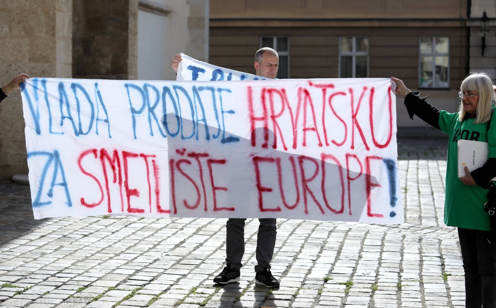 Zagreb: Performans "Hrvatska (EU) smetliÅ¡te za generacije" ispred Vlade RH