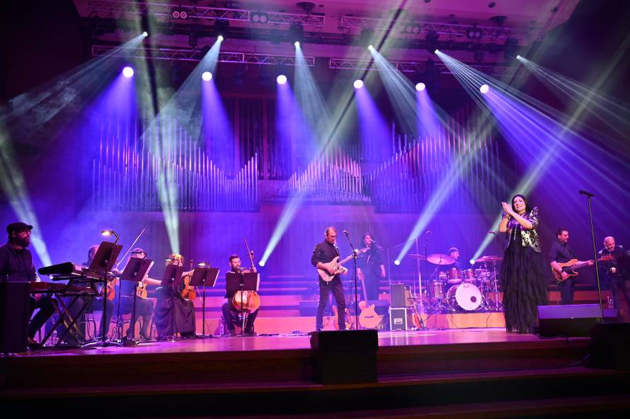 Kaliopi na koncertu u Lisinskom imala dva posebna gosta, a publika ju vraćala 2 puta na bis