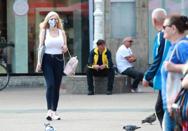 Zagreb: Osebujna djevojka prošetala noseći masku s zanimljivom porukom