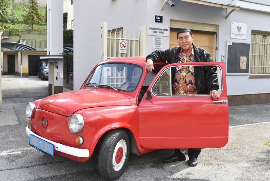 Ambasador Indonezije 'vozika' se Zagrebom u crvenom Fićeku