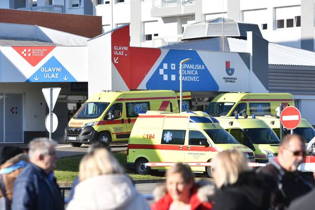 &Ccaron;akovec: Gra&dstrok;ani dali podr&scaron;ku lije&ccaron;nicima, okupili se ispred bolnice