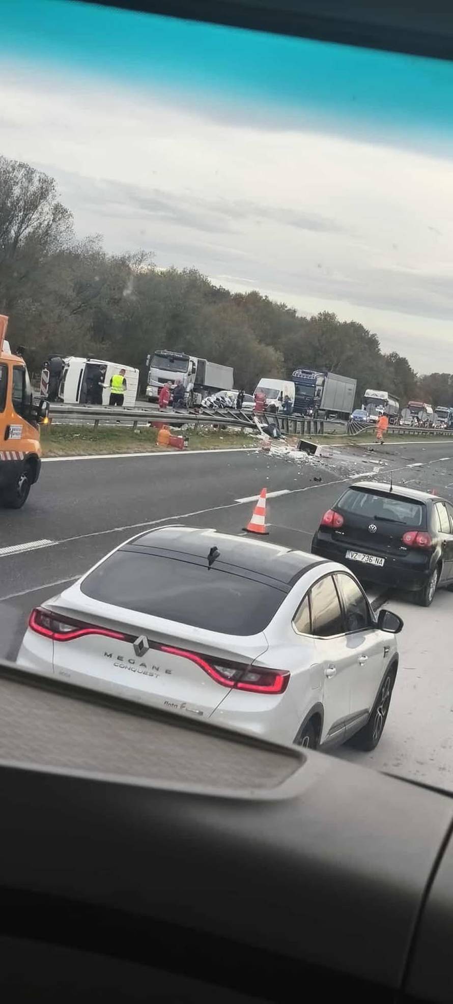 Oprezno na A4! Kod Svete Helene prevrnuo se kamion. 'Vozi se uz ograničenje brzine'