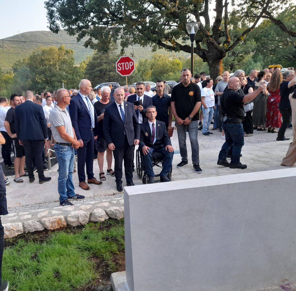 U Imotskoj krajini otvorili su spomen park branitelju Mati Vučku Čigri, došao i Medved