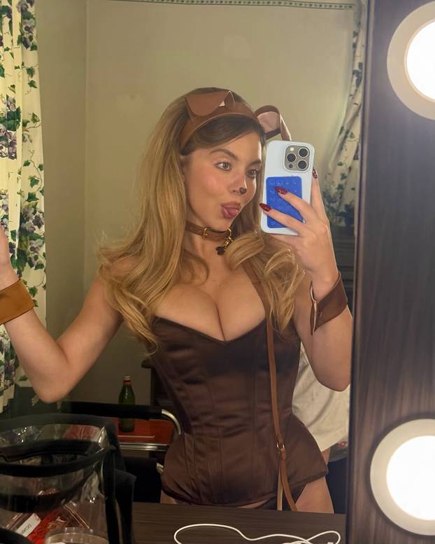 Nosila povodac, grudima razbija prozor, gola grli pitona: Ove 18+ scene Sydney se ne zaboravljaju