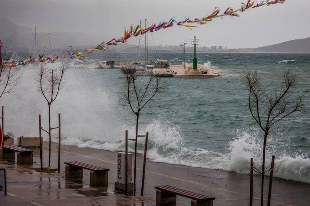 Olujno jugo zahvatilo Kaštela