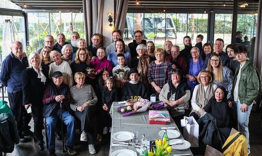 FOTO Geni, geni sinjski! Ivka na slavlju s obitelji proslavila 107. ro&dstrok;endan: 'Na&scaron;a baka je &ccaron;udo!'