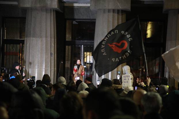Beograd: Studenti u blokadi organizirali prosvjed u znak podrške zaposlenima u pravosuđu pod nazivom "Smjene umjesto čestitki" ispred zgrade Ustavnog suda