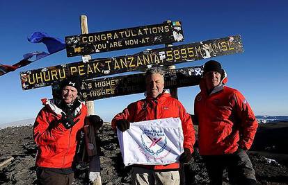 Njih trojica, a jedna noga: Popeli se na Kilimandžaro