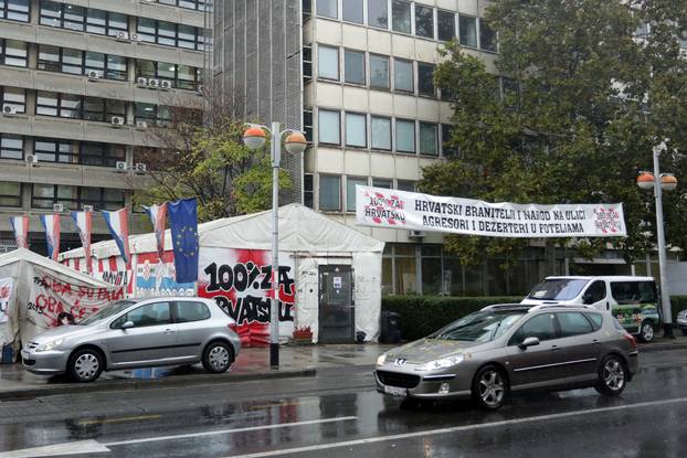 Zagreb: Ispred šatora branitelja prosvjednika postavljen novi transparent s porukom