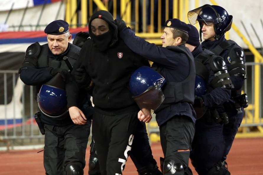 Huligan koji je uletio sa šipkom u teren dobio 15 dana pritvora!