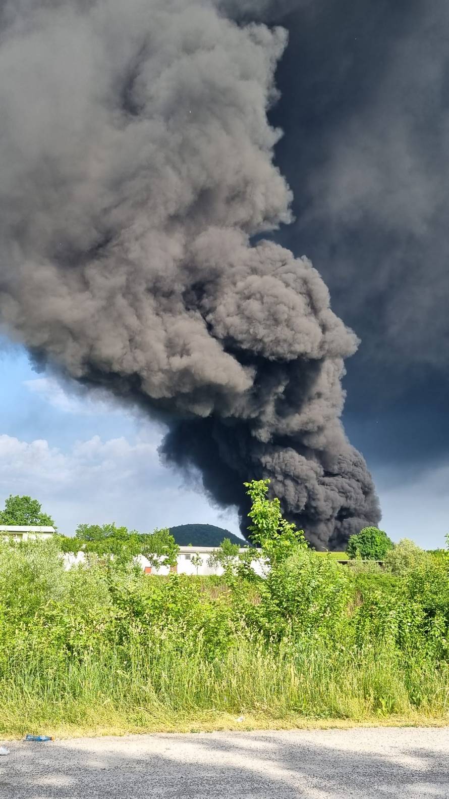 VIDEO Ogroman požar blizu hrvatske granice, civilna zaštita BiH: Ne idite van, zatvorite sve!