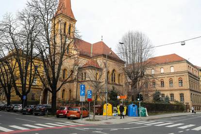 Zagreb: Kontejneri za smeće na uglu ulice Andrije Hebranga i Gundulićeve ulice