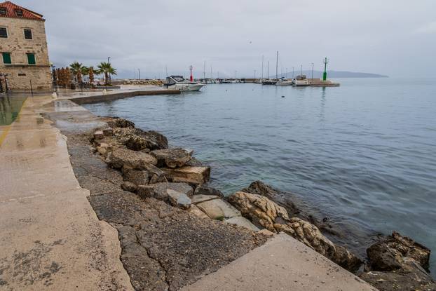 Šteta na rivi u Kaštel Starom nakon olujnog nevremena