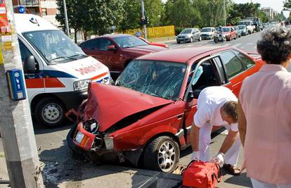 Prebrzo skrenuo, sletio s ceste i ozlijedio djevojku