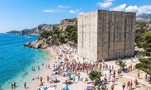 FOTO Betonska grdosija nasred rajske pla&zcaron;e u Hrvatskoj: 'To je najbolji prizor apartmanizacije'
