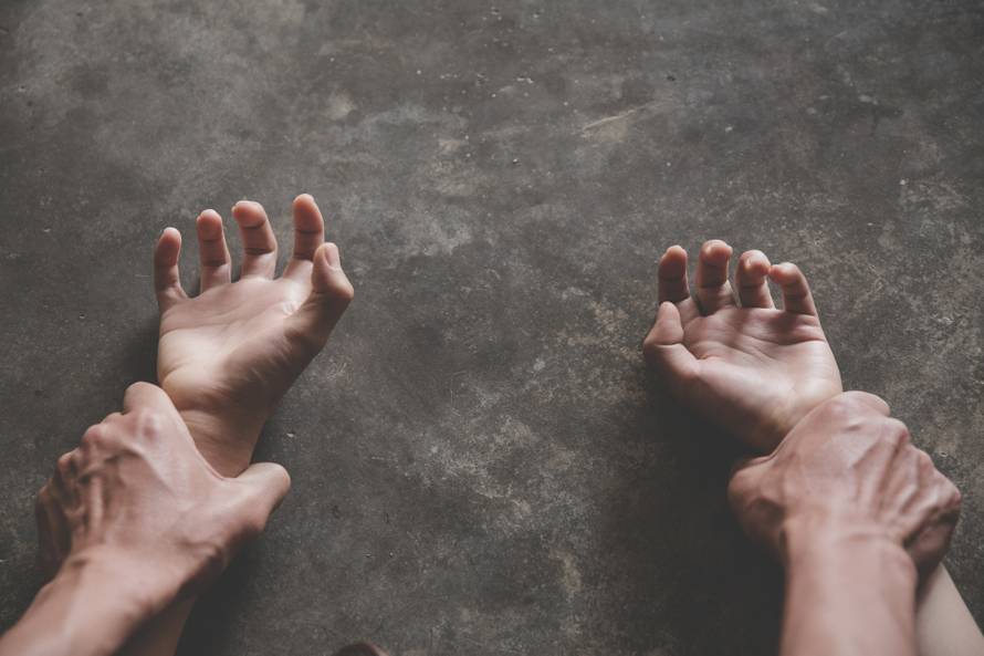 Zagrijte se uz vruće igrice pod plahtama uz zimske seks poze