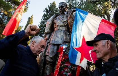 Dok ga drugi miču...Podgorica podignula novi spomenik Titu
