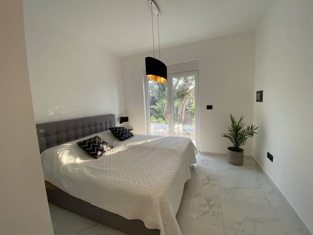 Prodaje se vila u Lunu s velikim bazenom: Cijena? Ma sitnica...