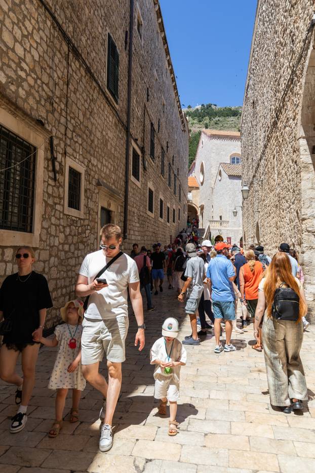Sunčan dan na ulicama Dubrovnika