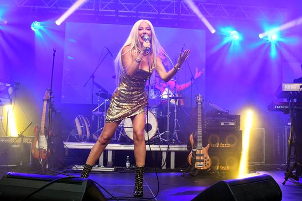 ?azma: Maja Šuput u zlatnoj minici napravila ludilo atmosferu na koncertu za Dan grada