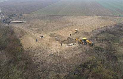 Iz masovne grobnice kod Bobote ekshumirali ostatke 11 ljudi, a i dalje se pretražuje to područje
