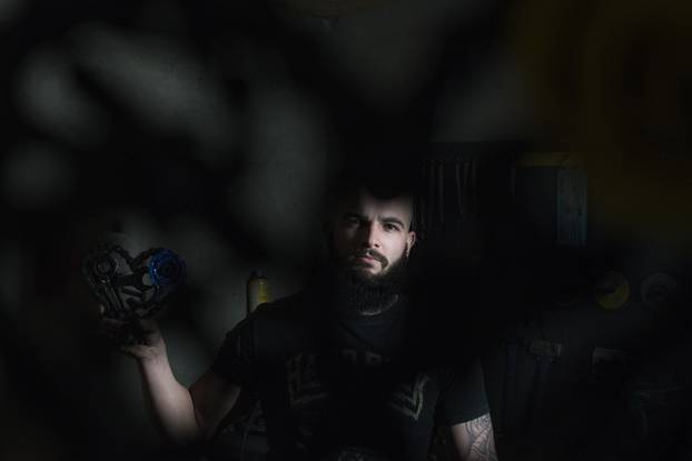 Karlo iz Koprivnice izrađuje zanimljive ukrase i skulpture od dijelova automobila i motora