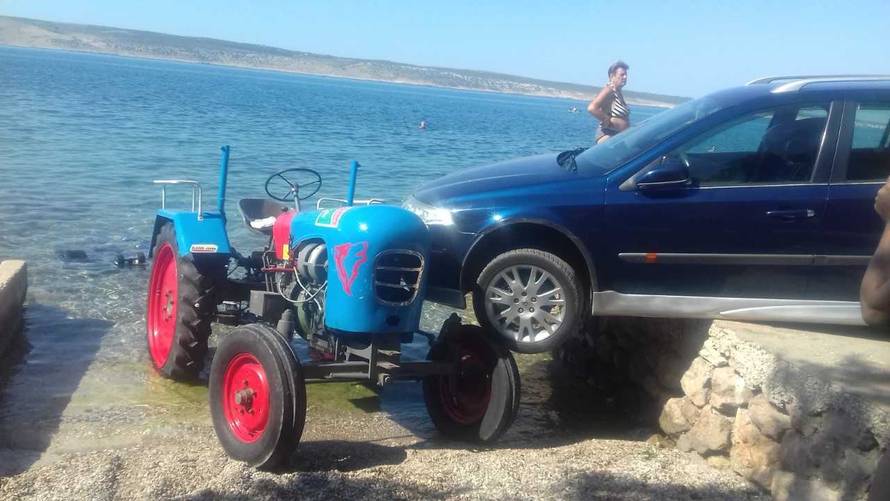 Zaboravio je podignuti ručnu: Udario Renaultom u traktor