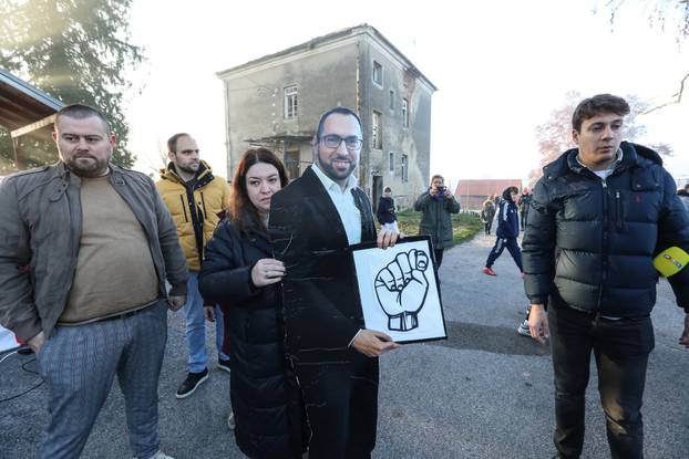 Zagreb: U organizaciji roditelja učenika osnovne škole Donji Dragonožec održan 3. bojkot nastave