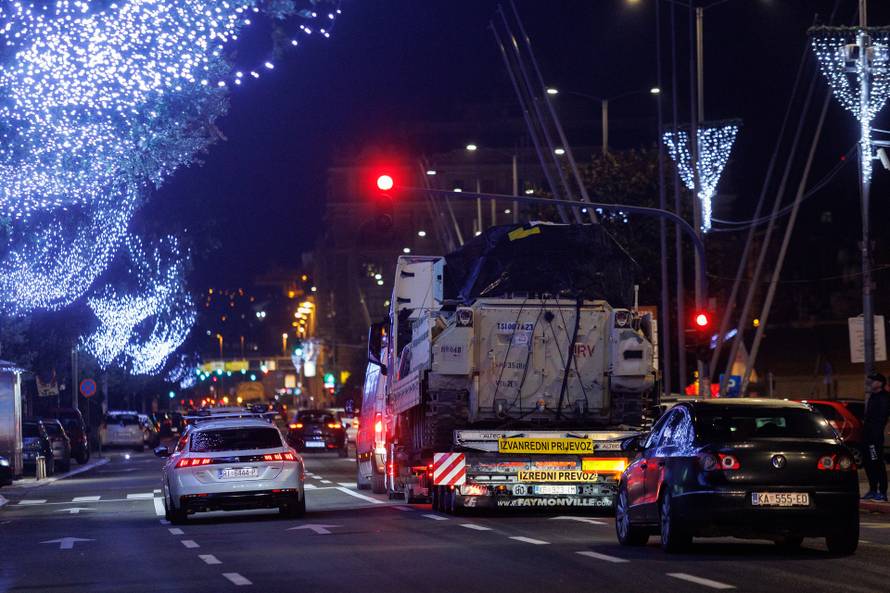 Konvoj sastavljen od sedam kamiona i 22 američka oklopna vozila Bradley krenuo iz riječke luke prema Slavonskom Brodu